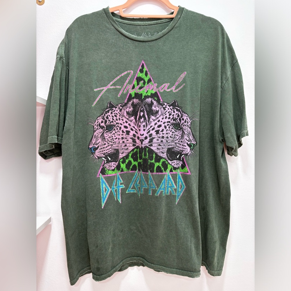 Green Def Leppard Band Tshirt with leopard logo on front